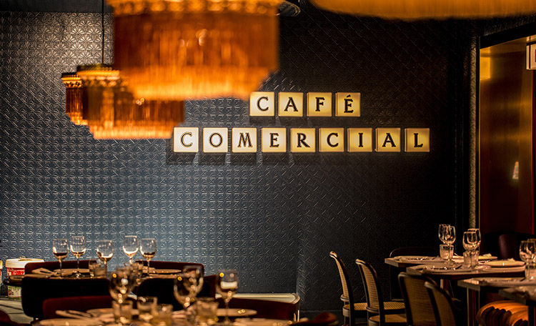 El madrileño Café Comercial reabre sus puertas con un aspecto totalmente renovado.