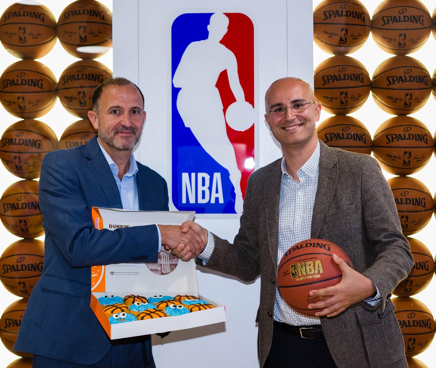 Dunkin’ Coffee, nuevo patrocinador oficial de la NBA en España 5 De izqda a dcha, Chus Bueno, vicepresidente de Business Development de NBA en EMEA y Alejandro Cordero, director general de Dunkin’ Coffee en España.