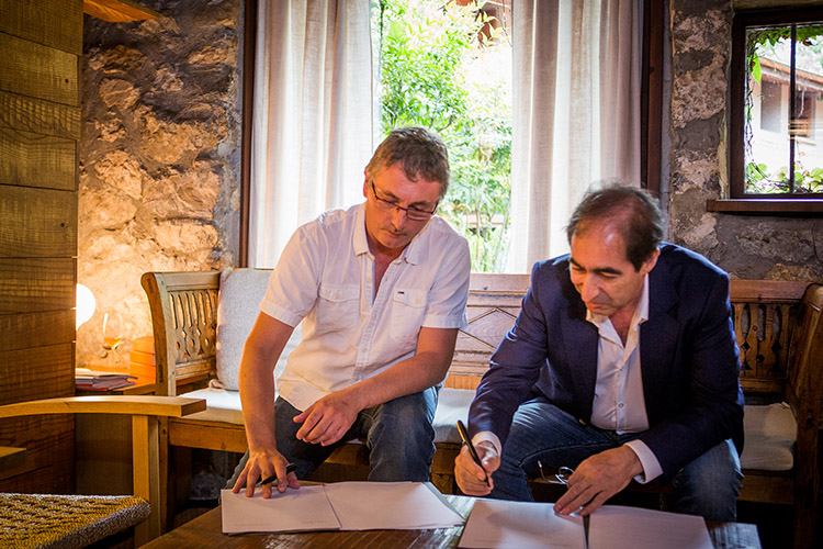 Firma del acuerdo entre Arturo Sánchez y Andoni Luis Adúriz.