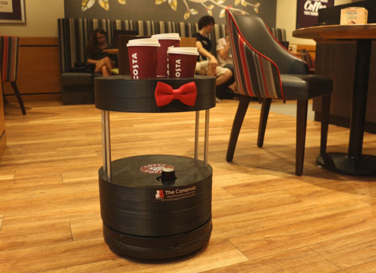 El robot barista de Costa Coffee Barcelona en plena acción