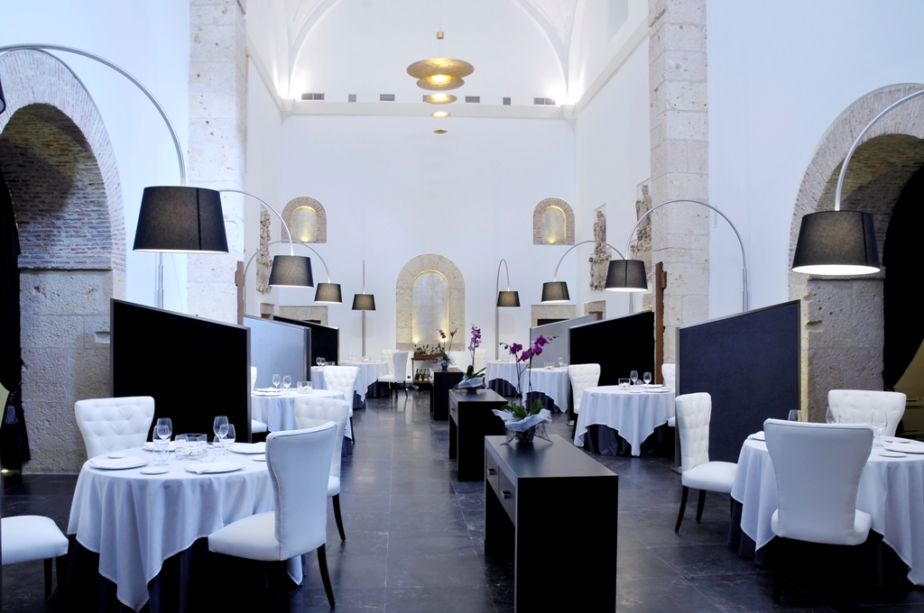 Sala del restaurante Villena, único con estrella Michelin en la ciudad de Segovia.