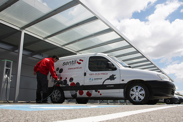 Nueva furgoneta eléctrica de Sentil para operar máquinas de vending.