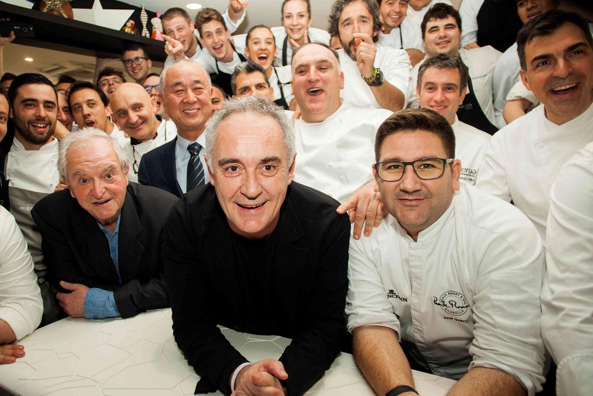 Ferrán Adriá y Dani García rodeados de grandes chefs españoles e internacionales en una reciente cena homenaje al nipón Nobu.