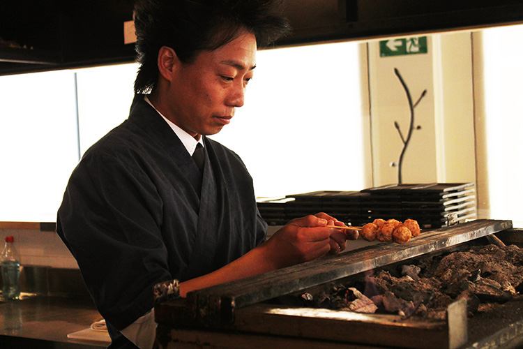 Hiroshi nos muestra la forma de preparar las típicas brochetas de pollo. Foto: © Javier Mesa / Restauración News