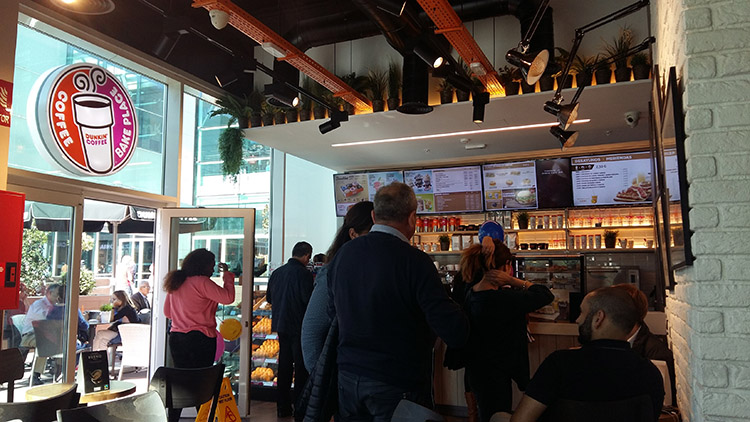 Nuevo local de Dunkin' Coffee en el centro comercial Plaza Río 2 de Madrid.