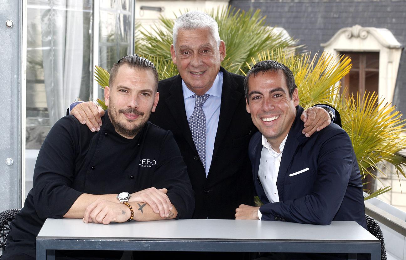 El chef Aurelio Morales junto a Jordi Clos, presidente de Derby Hotels Collection, y Joaquim Clos, director general de la compañía, en el restaurante la Terraza del Claris.