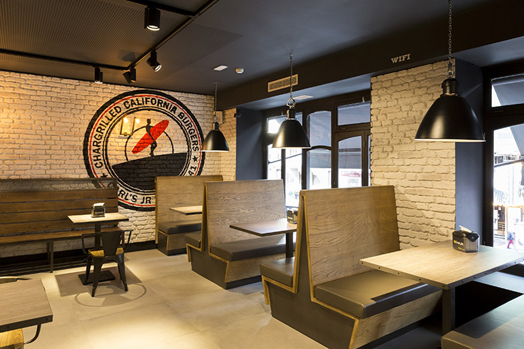 El primer local de Carl's Jr. en Madrid incorpora el nuevo diseño interior de la marca.