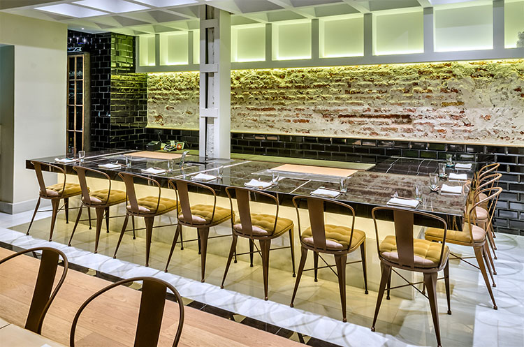En el restaurante Kappo, la barra donde trabaja el chef es el centro de la experiencia.