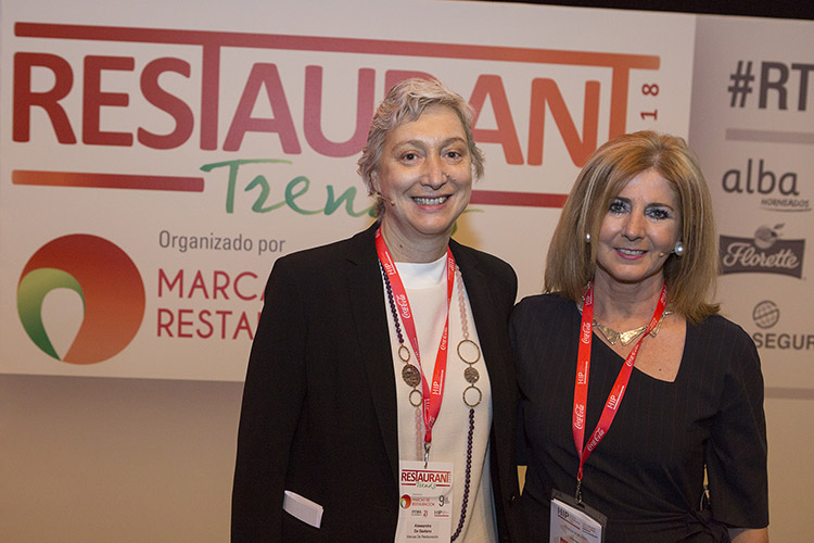 Alessandra de Gaetano, presidenta de Marcas de Restauración, a la izquierda, junto a Teresa Robledo, directora ejecutiva Agencia Española de Consumo, Seguridad Alimentaria y Nutrición (AECOSAN).