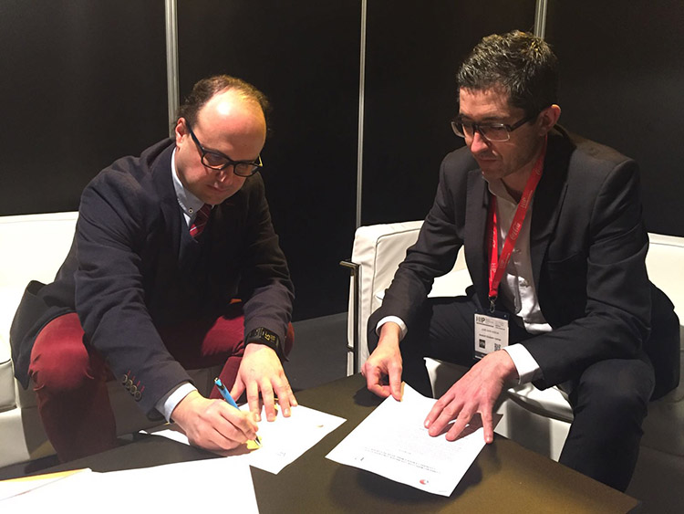 El secretario general de Marcas de Restauración, Juan Ignacio Díaz, a la izquierda, y el director general del Basque Culinary Center, Joxe Mari Aizega, firman el convenio.