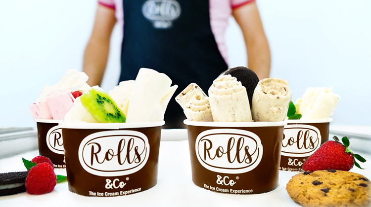 Rolls & Co es una firma de heladerías que preparan sus productos a la vista del cliente al modo tailandés.
