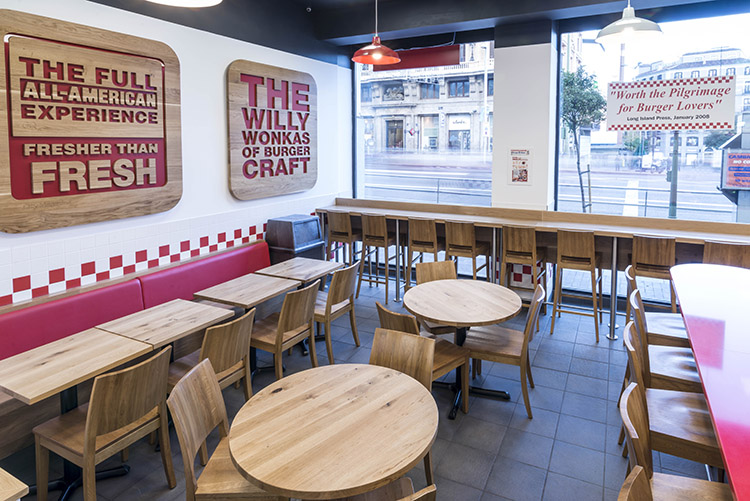 El primer restaurante de Five Guys de Barcelona se encuentra en el CC La Maquinista.