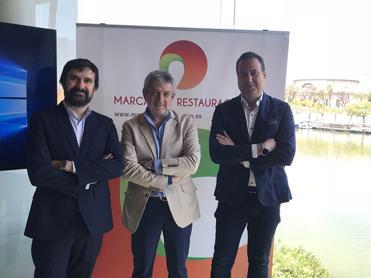 De izquierda a derecha, el Executive Director de NPD Group España, Vicente Montesinos; Carlos Pérez Tenorio, presidente de Marcas de Restauración; y Marius Robles, CEO & Co–founder de Reimagine Food.