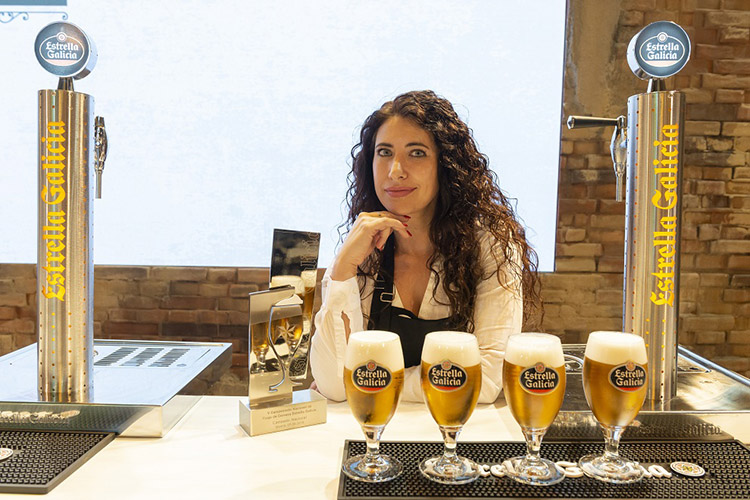 Davinia Martínez,  ganadora de la final del V Campeonato Nacional Estrella Galicia de Tiraje de Cerveza.