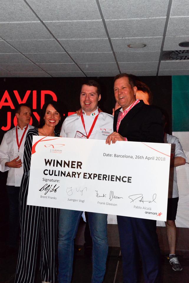 El chef irlandés David Joyce recibiendo su premio en la III Copa Europea de Chefs de Aramark.