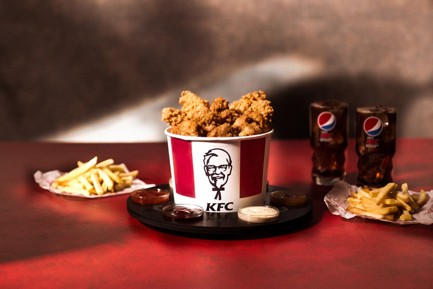 Nuevo bucket de KFC con seis salsas.