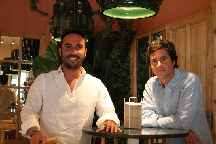 De izquierda a derecha, Luis Torremocha y Miguel Nicolás, creadores del Grupo Lalala, nos reciben en su restaurante La Retirada en la zona de Doctor Castelo.
