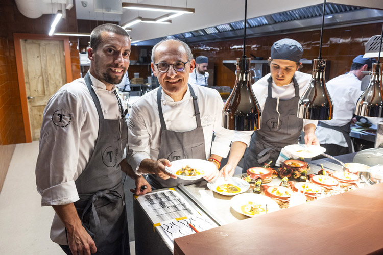 Paco Pérez y Miquel Villacrosa en la cocina del restaurante Tast en Manchester.