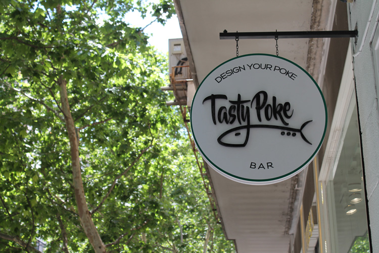 El diseño de marca de Tasty Poke Bar ha sido también obra de los dos fundadores Jaime Farto y David Salvador.