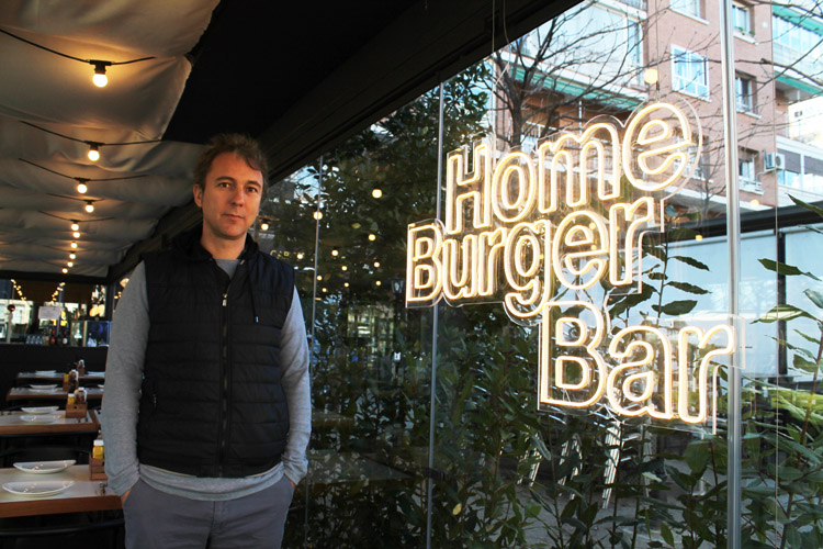 Gabriel López Sors, responsable del relanzamiento de la marca Home Burger Bar. Foto: © Javier Mesa